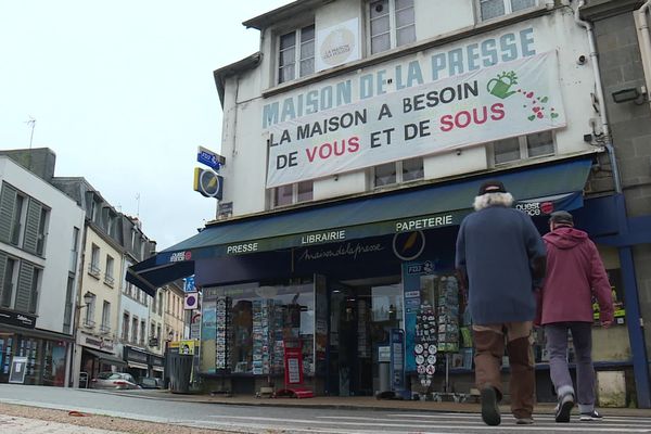 Pour que la maison de la presse de Châteaulin survive au départ en retraite de son propriétaire prévu d'ici quelques mois, des habitants ont monté une coopérative qui doit racheter le stock, le fonds de commerce et les murs de ce commerce prisé du centre-ville.