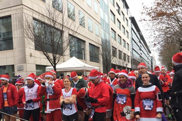 La Corrida d'Issy-les-Moulineaux a rassemblé pour son édition 2018 4.000 participants, pour sa course déguisée.