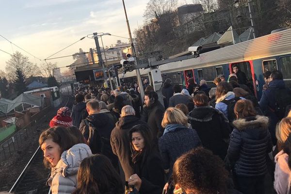 Sur le quai de l'arrêt Suresnes-Mont Valérien, c'est la cohue.