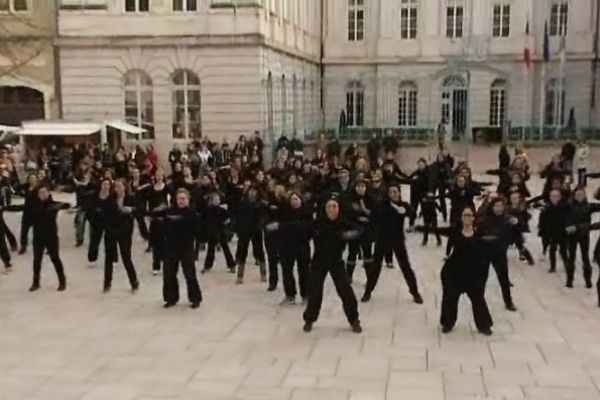 Pour la flashmob, les participants étaient tous revêtus de noir