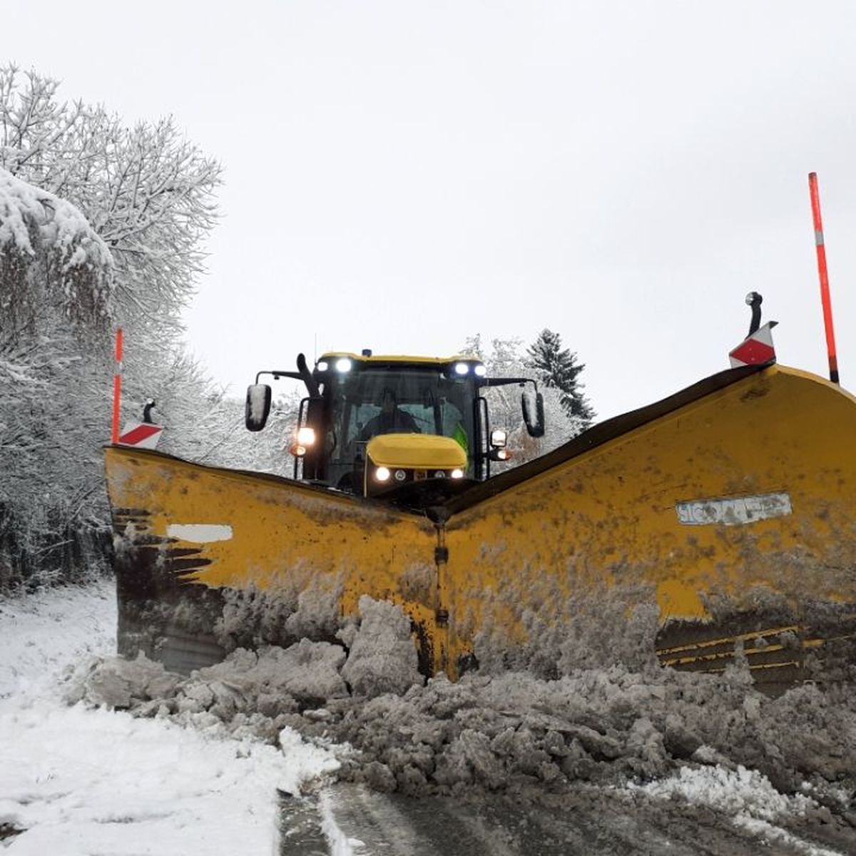 Haute-Garonne : un chasse neige prend feu et bloque la route dans les  Pyrénées