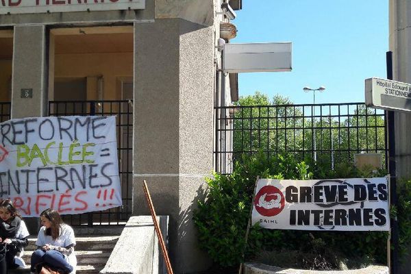 La colère des internes en médecine... Ils protestent contre la réforme de leur formation prévue pour novembre prochain.