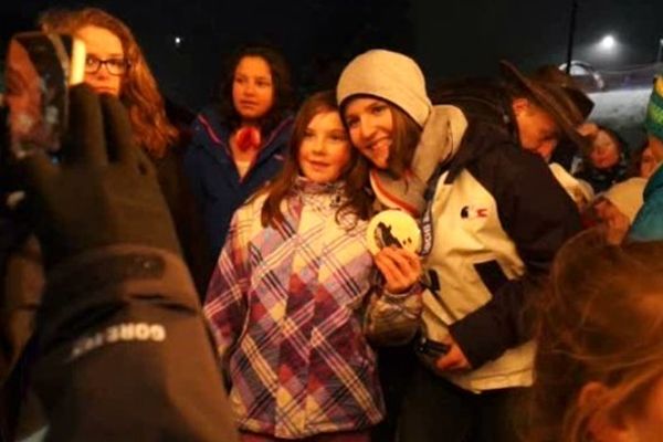 La championne, médaille de bronze autour du cou, a été fêtée comme il se doit dans son village de Haute-Savoie. 