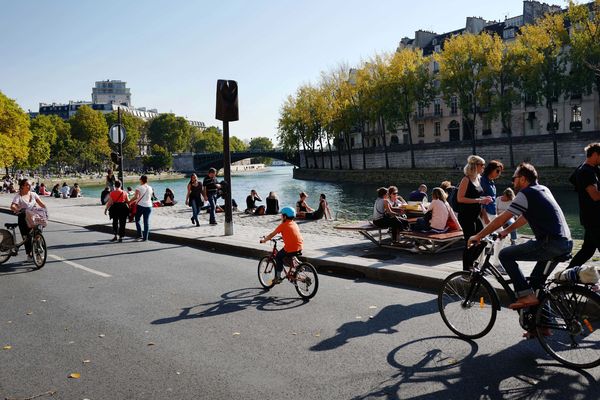 Des cyclistes le long de la Seine.