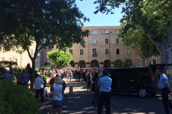 Pézenas dernier adieu au couple de policiers tués à Magnanville