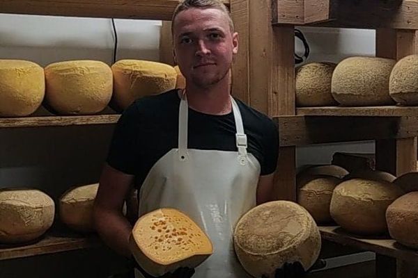 Depuis le 26 juin, Tristan Avet vend sa production de mimolette picarde dans sa fromagerie à Éplessier dans la Somme