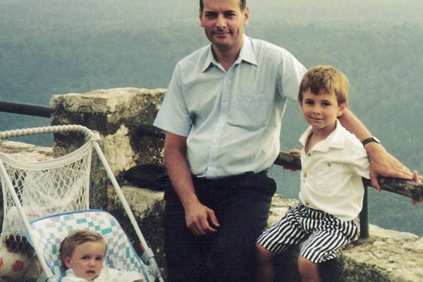 Bernard Borrel et ses deux enfants.