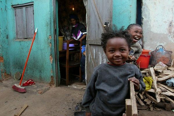 Enfants dans les rues d' Antananarivo à Madagascar