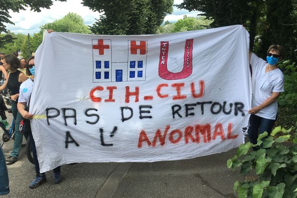 Les soignants, en colère, ont manifesté mardi 16 juin à Grenoble. 