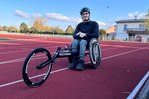 L'athlète David Riccetti avec son nouveau fauteuil de course, composé d'aluminium et de carbone, au stade d'athlétisme de Neuves-Maisons (Meurthe-et-Moselle), jeudi 24 octobre 2024.