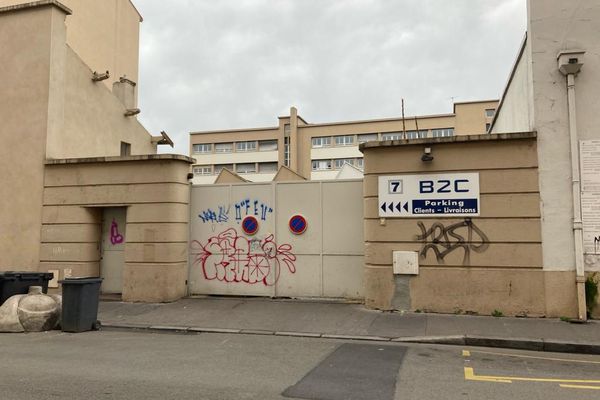 Le bâtiment est surveillé en permanence par des vigiles depuis le 21 février au matin