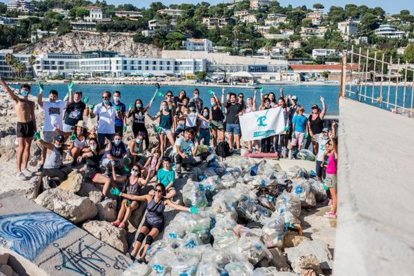 Les bénévoles de l'association "Clean my Calanques" après une journée de collecte 