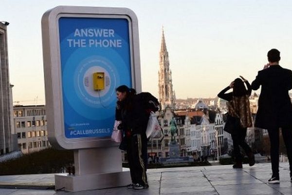 Un des téléphones publics qui permet d'entrer en contact avec des habitants de Bruxelles qui rassurent les touristes sur la sécurité dans leur quartier.