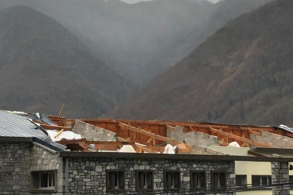 Plus d'un an après les dégâts, le toit de l'école de Saint-Béat n'est toujours pas réparé.