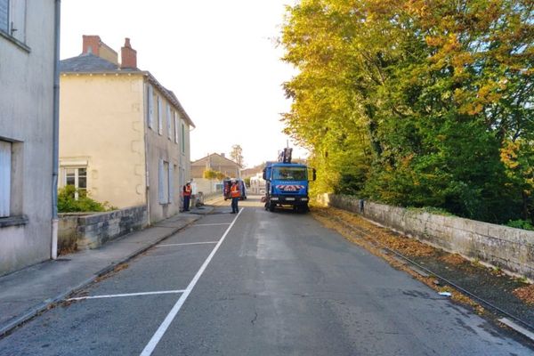 Après les fortes rafales de vent, les services techniques interviennent à Civray (86), jeudi matin.