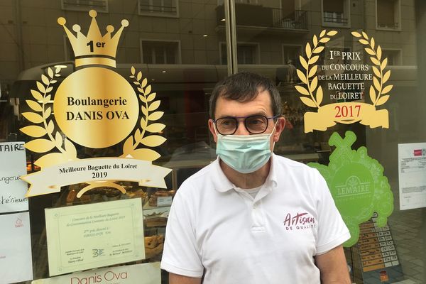 Eric Danis Ova devant sa boulangerie.