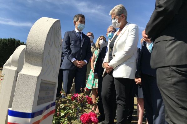 Gérald Darmanin, ministre de l’Intérieur, et Geneviève Darrieussecq, ministre déléguée aux anciens combattants, devant les tombes des tirailleurs à Douaumont le 29 juillet 2020