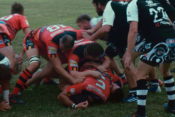 "La guerre des ballons" : à travers une histoire de rivalité entre deux équipes locales de rugby d’Armissan et de Vinassan, deux villages audois situés près de Narbonne, le documentaire nous parle de rugby, de son esprit.