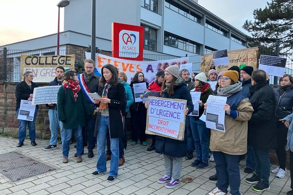 Une quarantaine de salariés du collège Lezay Marnésia de Strasbourg en grève pour soutenir des élèves sans abris