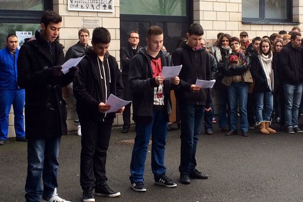 Au lycée Henri Brisson de Vierzon, les élèves lisent des textes sur le thème de la laïcité, de la liberté et de l'égalité.