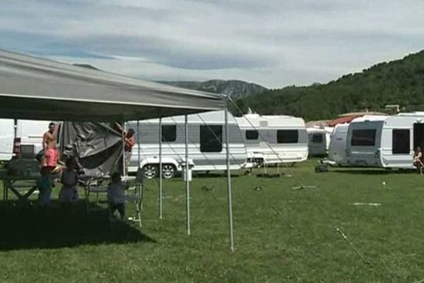 A Levens, le maire s'est vu imposer par la préfecture l'accueil de 120 caravanes sur le grand pré. 