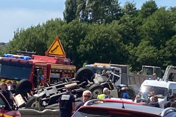 Le 6 juillet, la voiture, de type 4x4, s'était retournée et encastrée sur la glissière qui sépare les voies de circulation sur la RT40.