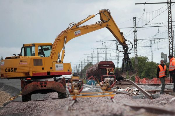 La pose des rails de la LGV n'est pas sans effet sur les communes environnantes.