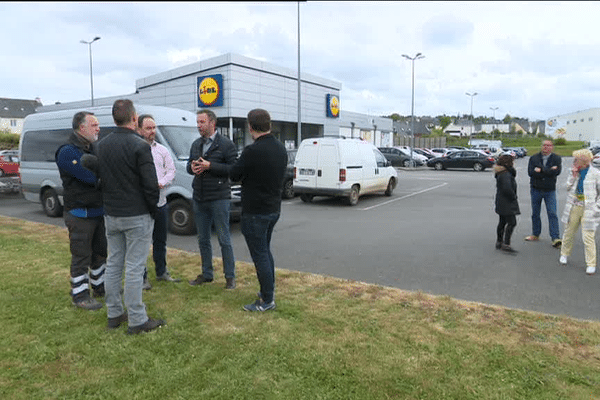 Débrayage devant l'entrepôt Lidl de Guingamp (22)