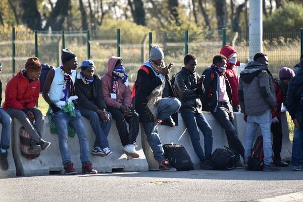 De jeunes migrants attendent de monter dans un bus, le 28 octobre 2016 à Calais.