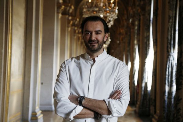 Cyril Lignac, 46 ans, est un chef cuisinier et pâtissier, très connu du grand public pour ses émissions culinaires sur la chaîne M6.