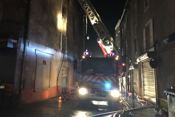 Huit personnes ont été évacuées. Une personne est blessée légèrement.