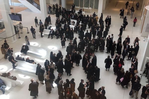 Les avocats se sont rassemblés en soutien à leur collègue "expulsée" d'audience.