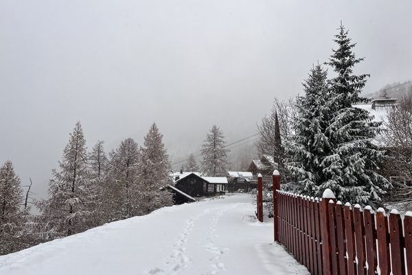 La station de ski Isola 2000 s'est réveillée sous la neige ce 12 novembre.