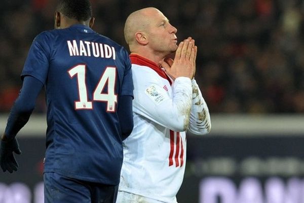 Florent Balmont semble prier. Pour un LOSC plus performant ?   