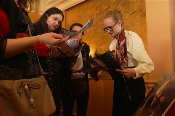 Émilie est venue avec des amies pour résoudre cette dure énigme, au château de Maffliers.