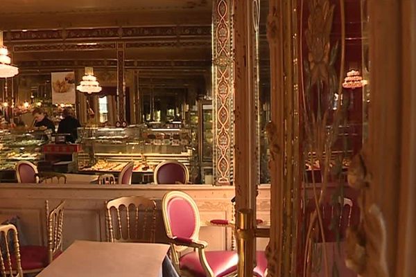 Place du marché à Nîmes, la pâtisserie Maison Courtois existe depuis 1850.