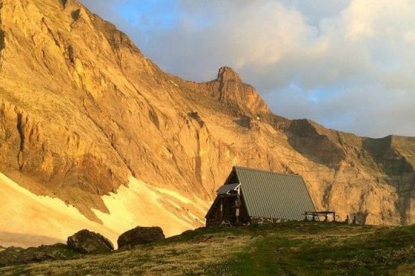 Le cirque de Barroude et le refuge récemment détruit par un incendie