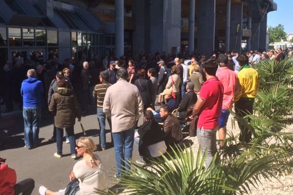 La file d'attente devant la billeterie du stade Deflandre à La Rochelle.