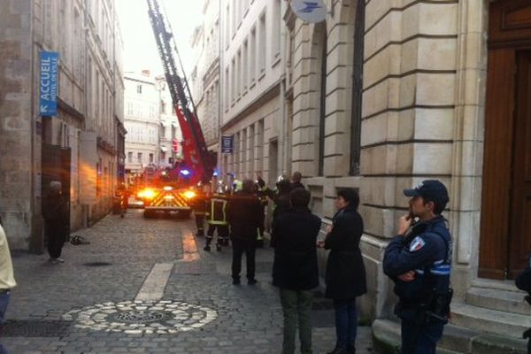 Les pompiers sont intervenus très rapidement pour surveiller l'Hôtel de Ville après l'alerte.