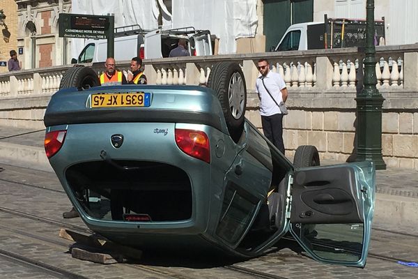 Une voiture se retourne devant l'hôtel de ville d'Orléans