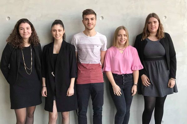 Thomas Bozzetti (au centre) et un groupe d'étudiantes organisent un tournoi handisport ce 16 février à la halle des sports Croix-Rouge à Reims