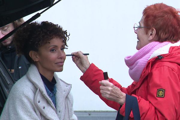 Retouche maquillage pour la comédienne Sonia Rolland, sur le tournage de "Meurtres à Douai" en octobre 2024.