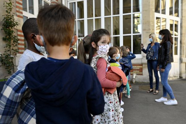 Les écoliers de la Drôme et de l'Ain vont remettre le masque le lundi de la rentrée des vacances de la Toussaint.