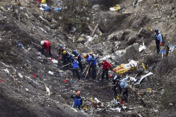 Gendarmes et enquêteurs travaillaient au milieu des débris sur le site du crash en mars 2015.