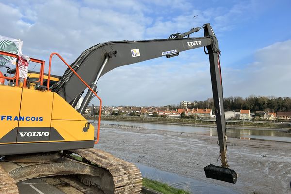 Les agriculteurs du Pas-de-Calais se sont donné rendez-vous à Outreau pour procéder eux-mêmes au curage de la Liane ce lundi 8 janvier 2024