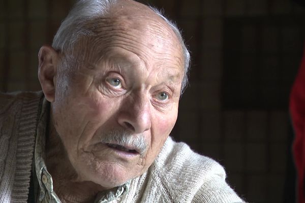 Albert Borie, agriculteur à la retraite à Monceaux-sur-Dordogne.