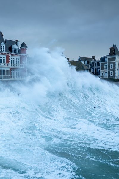 Grandes marées à Saint-Malo : les images impressionnantes de la tempête Karlotta