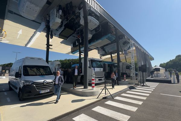 La station de chargement et de production d'hydrogène vert situé au nord de Dijon.