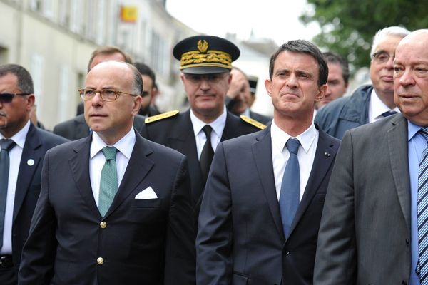 Manuel Valls, Bernard Cazeneuve et Jean-Pierre Door en visite à Montargis, dans le Loiret, suite aux inondations le 6 juin 2016.