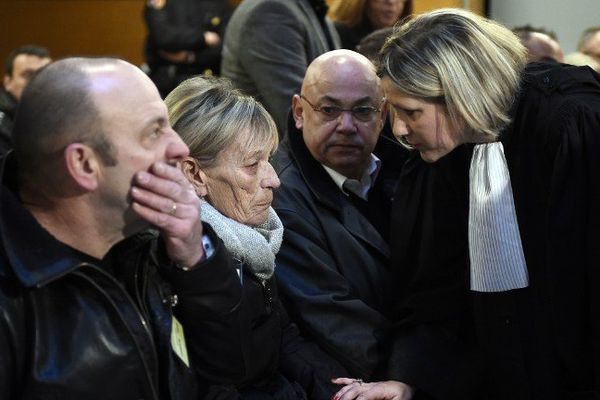 Patrick Champlon, le père d'Alicia Champlon et Dominique et Audrey Bertaut, les parents d'Audrey Bertaut, avec leur avocate.